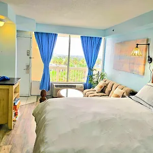 On The Beach! Wonderful Location! Daytona Beach